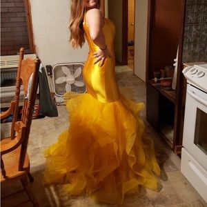 BRAND NEW, only tried on prom dress. Yellow size 6-8